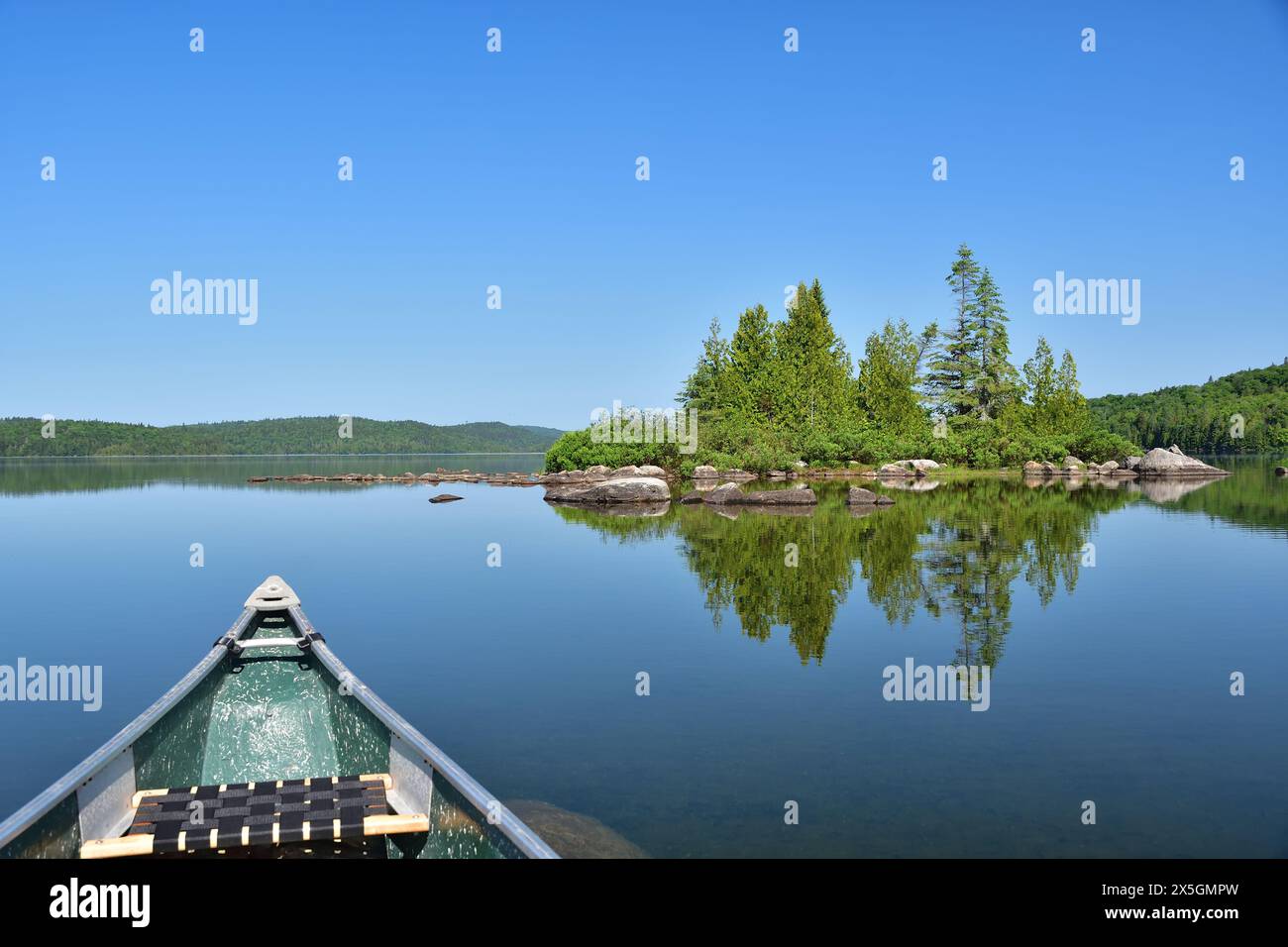 Parc national de la Mauricie Lac Caribou. Journée parfaite pour sortir en canoë. Eau calme pour une journée de pagayage incroyable. Lac calme avec petite île Banque D'Images