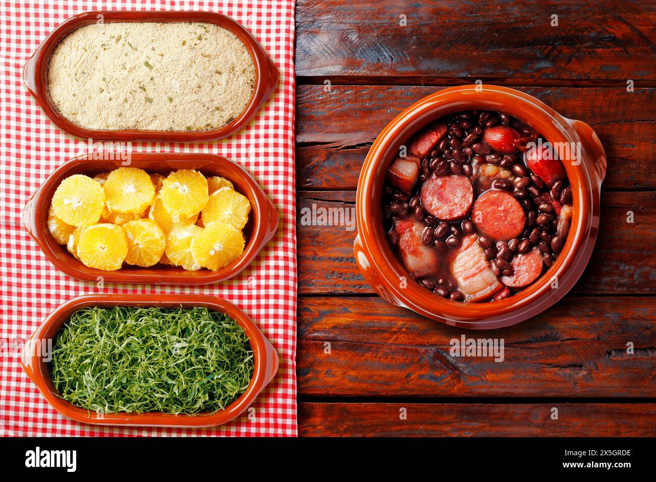 Feijoada brésilienne, cuisine traditionnelle de la cuisine brésilienne, sur une casserole en céramique, sur une table en bois rustique. vue de dessus Banque D'Images