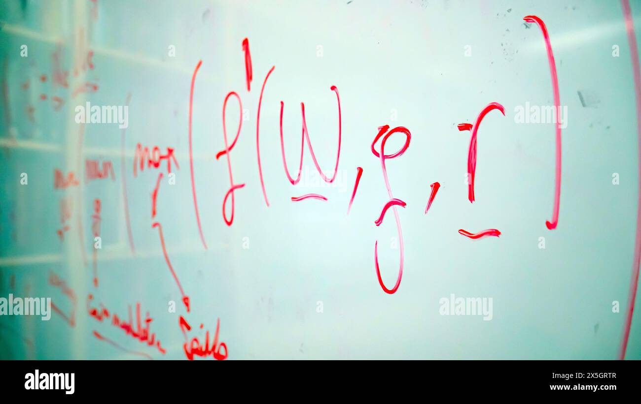 Formule mathématique et notes écrites au marqueur rouge sur un tableau blanc, décrivant la complexité et la nature dynamique de la recherche universitaire et de la science Banque D'Images