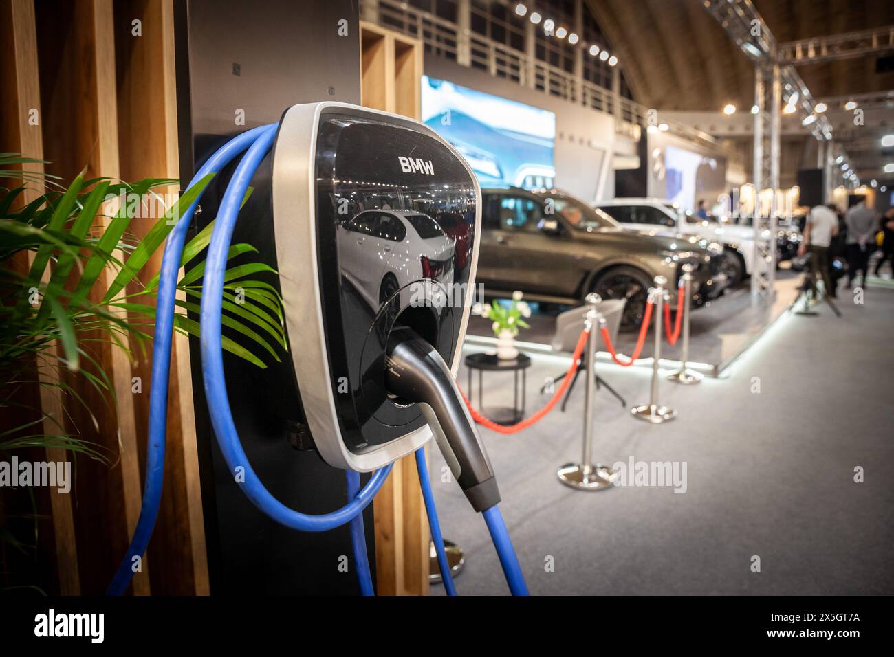 Photo d'un chargeur de voiture électrique BMW. Bayerische Motoren Werke AG, communément abrégé BMW, est une multinationale allemande de vehi de luxe Banque D'Images