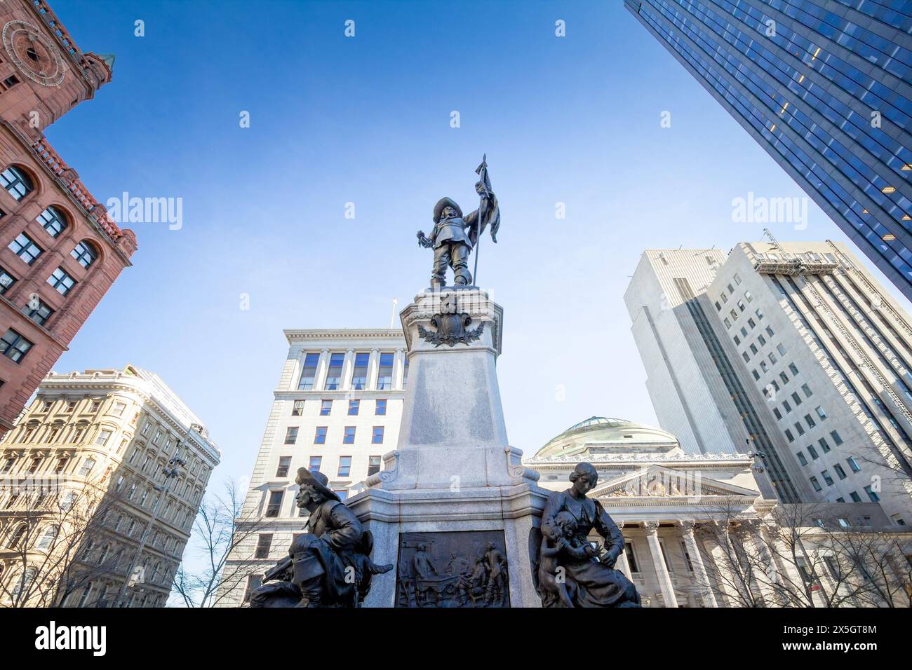 Photo du monument Maisonneuve lors d'un après-midi bleu sur la place d'armes au centre-ville de Montréal, Québec, Canada. Inauguré en 1895, ce Mo Banque D'Images