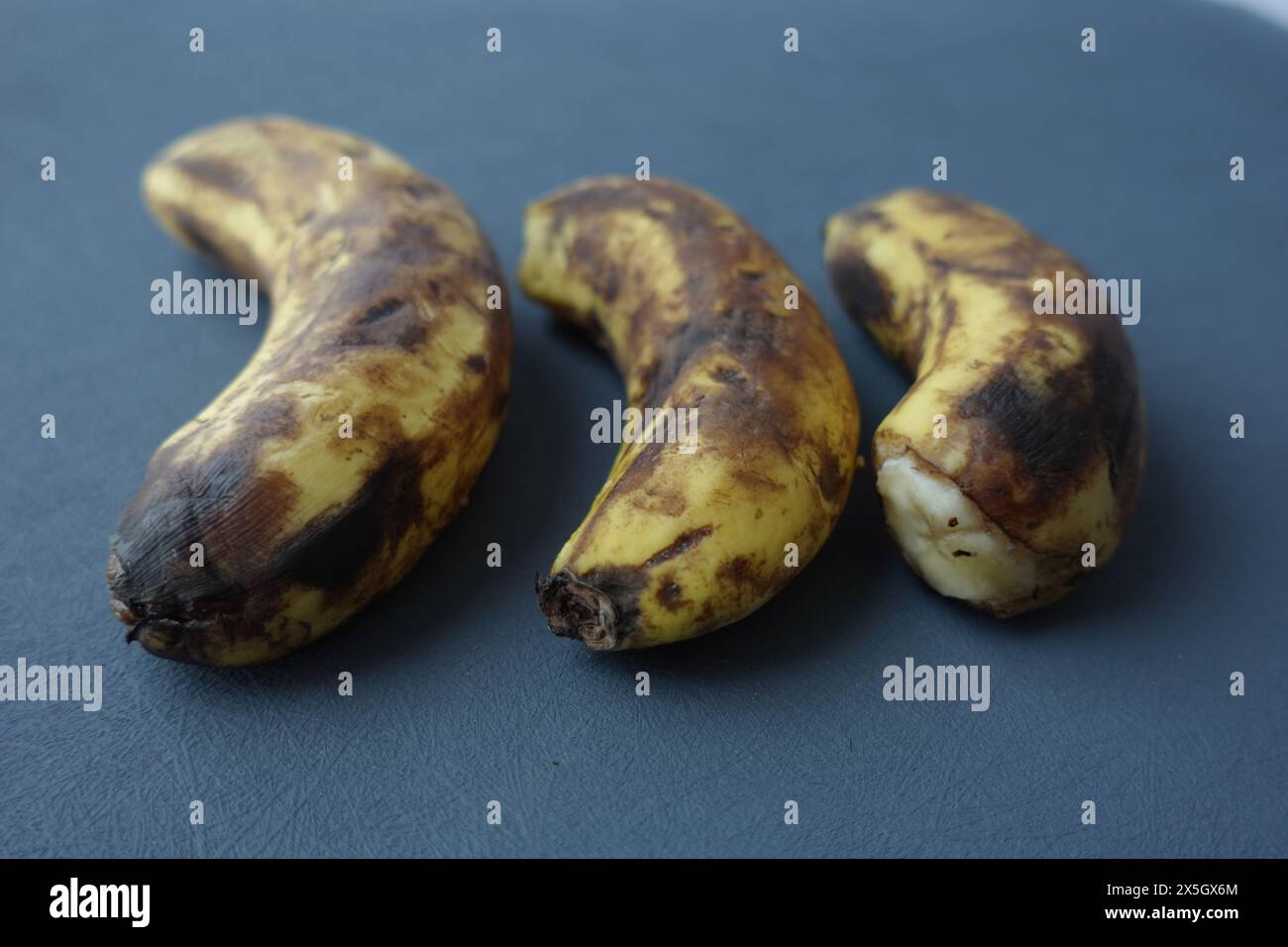 comparer une banane pourrie avec une banane mûre sur fond blanc Banque D'Images