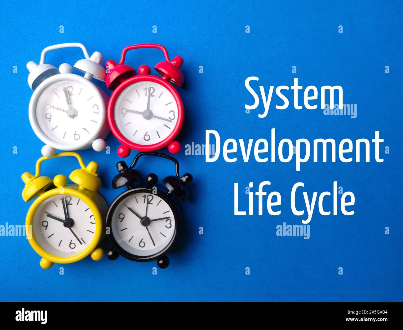Horloge de vue de dessus avec texte cycle de vie de développement du système sur fond bleu. Banque D'Images