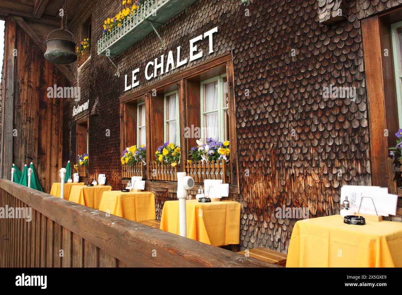 Village suisse Gruyères ou aussi connu sous le nom de ville alpine Gruyère et architecture de chalet Banque D'Images