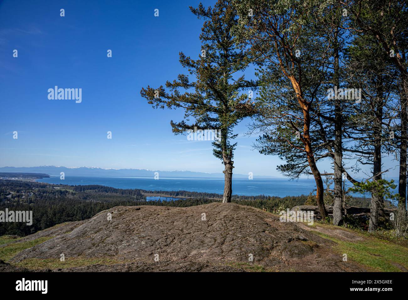 WA25204-00...WASHINGTON - vue ouest depuis le sommet de Goose Rock, qui fait partie du parc national Deception Pass. Banque D'Images