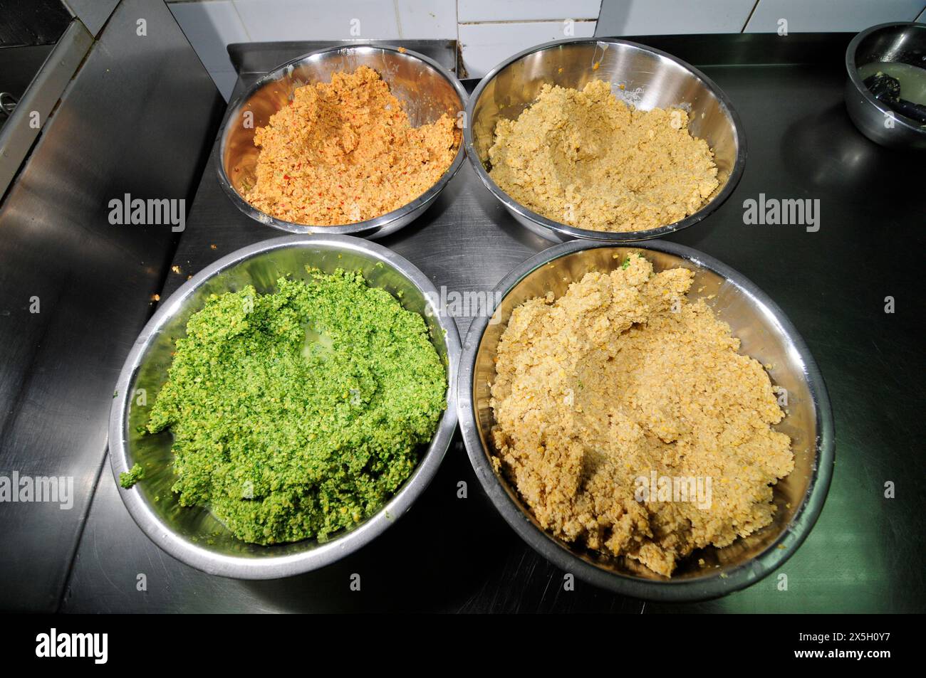 4 mélange de Falafel aromatisé prêt à frire. 4 magasin de falafels aromatisés à tel-Aviv, Israël. Banque D'Images