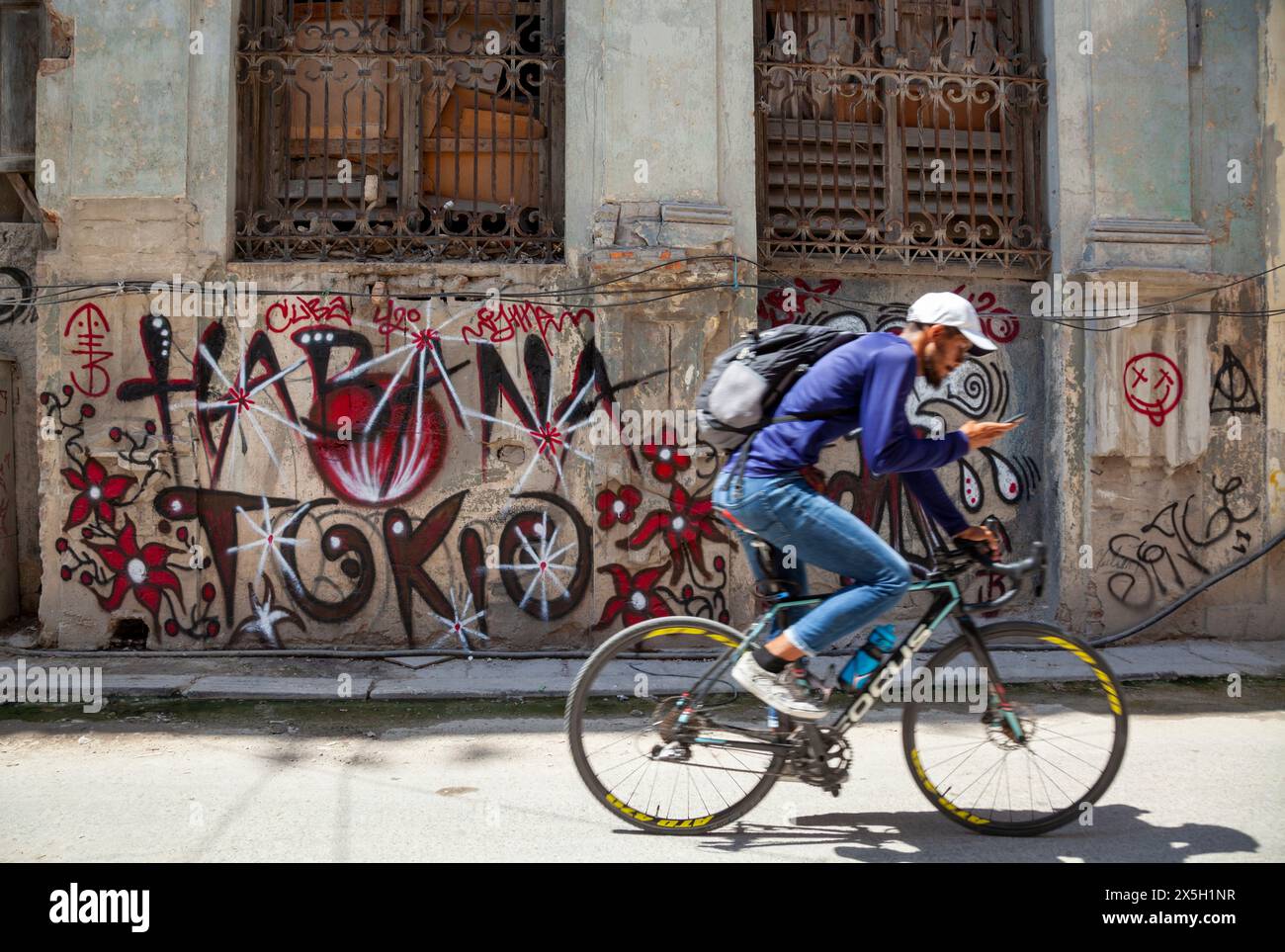Cycliste passe le Street art, la Havane, Cuba. Banque D'Images