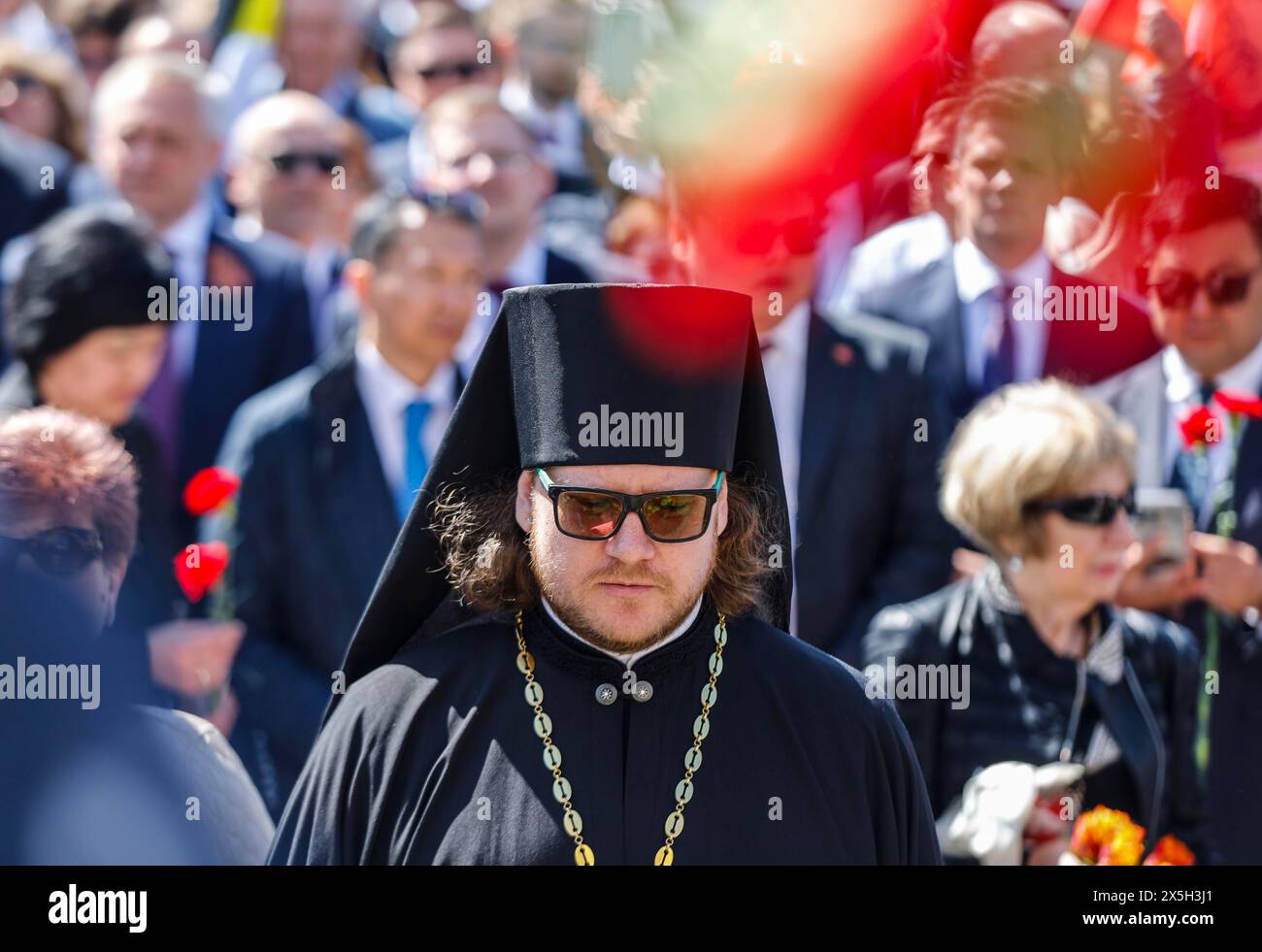 Prêtre orthodoxe russe se tient au mémorial soviétique sur la Strasse des 17. Juni pour commémorer les soldats soviétiques morts pendant le second monde Banque D'Images