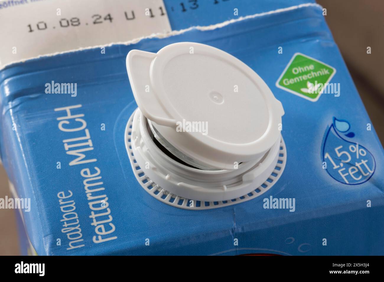Fermeture moderne sur carton de lait, tétrapack, lait faible en gras à longue durée de vie, faible en gras, gras, 1,5%, sans OGM Banque D'Images