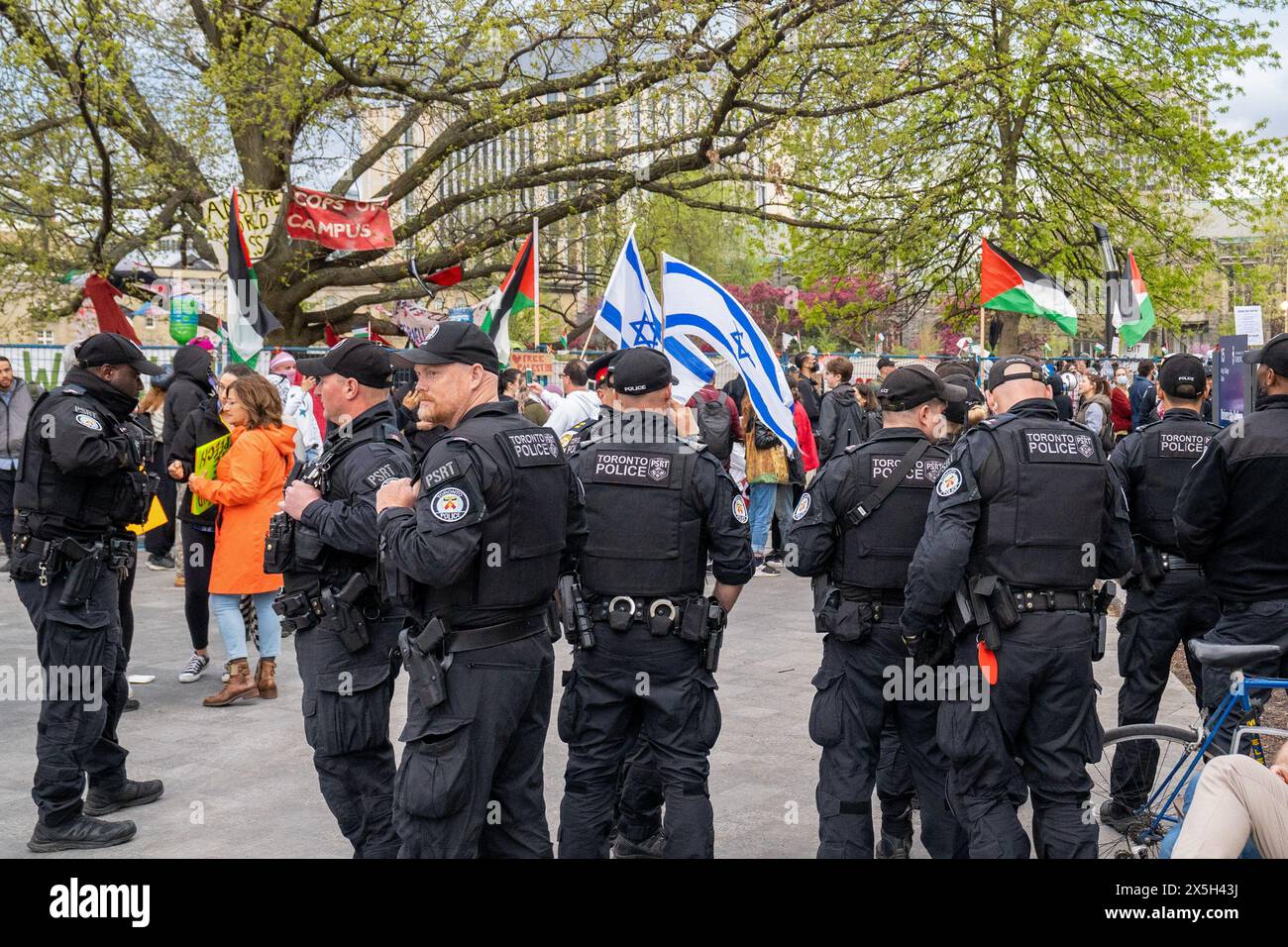 Toronto, Canada. 08 mai 2024. Des policiers supplémentaires arrivent lors de la manifestation pro-palestinienne et pro-israélienne. Manifestants pro-palestiniens et pro-israéliens à l'Université de Toronto devant le camp étudiant occupant King College Circle. Plaidant pour les droits des Palestiniens, les étudiants et les professeurs ont affiché des banderoles illustrant le sort des Palestiniens, des messages anti-sionistes et anti-israéliens, tandis que les manifestations pro-israéliennes ont impliqué des étudiants et des sympathisants en agitant des drapeaux israéliens et en engageant des dialogues pour défendre les actions et les politiques d'Israël. Crédit : SOPA images Limited/Alamy Live News Banque D'Images