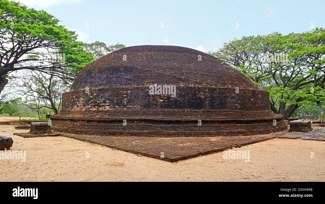 Ruines de Dambulla Somawathi Stupa, il a été construit par le roi Walagamba au 2ème siècle av. J.-C., Dambulla, Sri Lanka. Banque D'Images