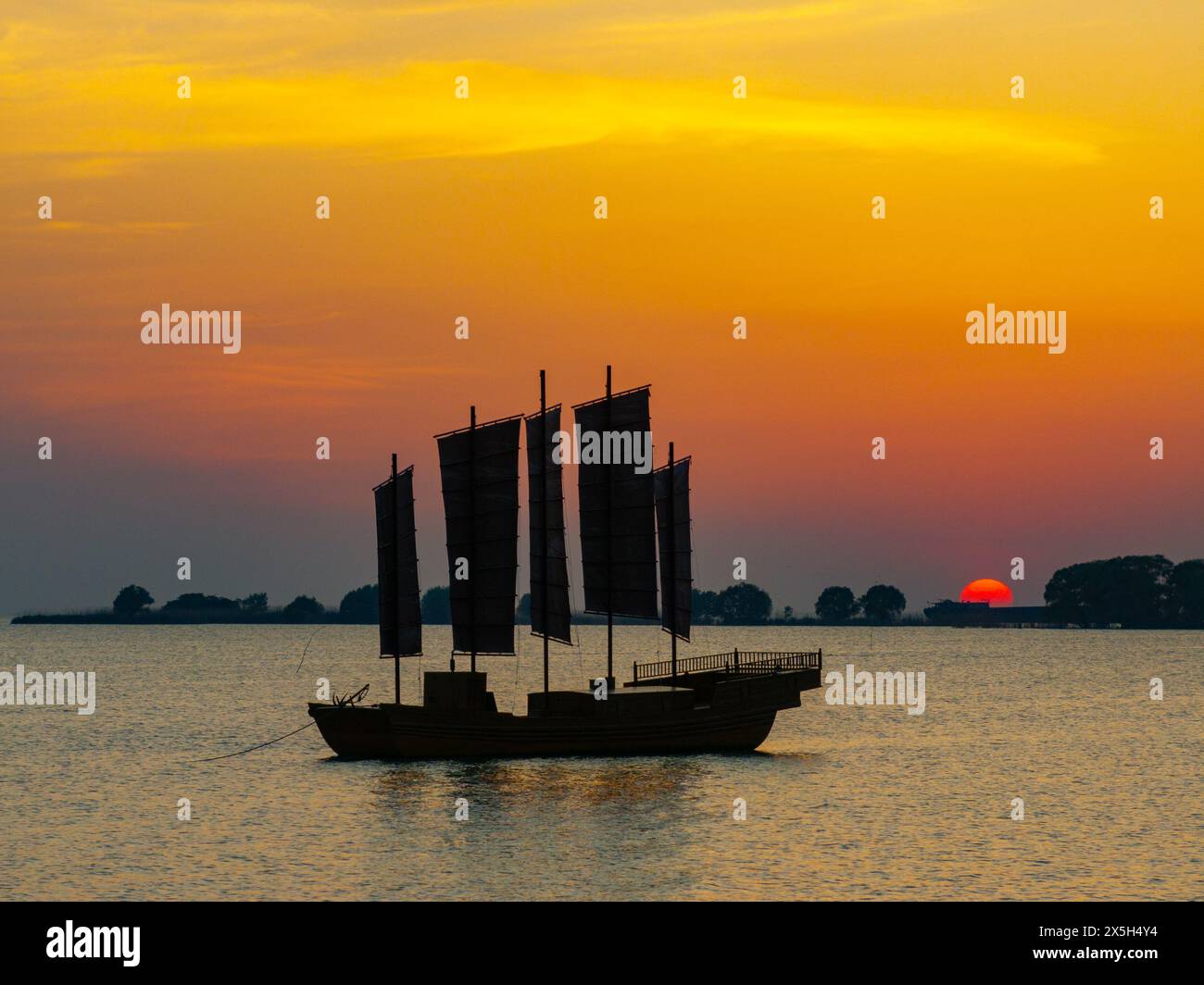 Des voiliers sont vus sur le lac Hongze dans la lueur du coucher du soleil à Huai'an, Chine, le 9 mai 2024. (Photo de Costfoto/NurPhoto) crédit : NurPhoto SRL/Alamy Live News Banque D'Images