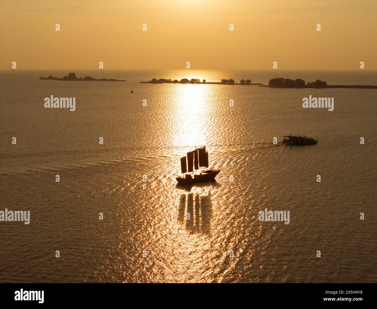 Des voiliers sont vus sur le lac Hongze dans la lueur du coucher du soleil à Huai'an, Chine, le 9 mai 2024. (Photo de Costfoto/NurPhoto) crédit : NurPhoto SRL/Alamy Live News Banque D'Images