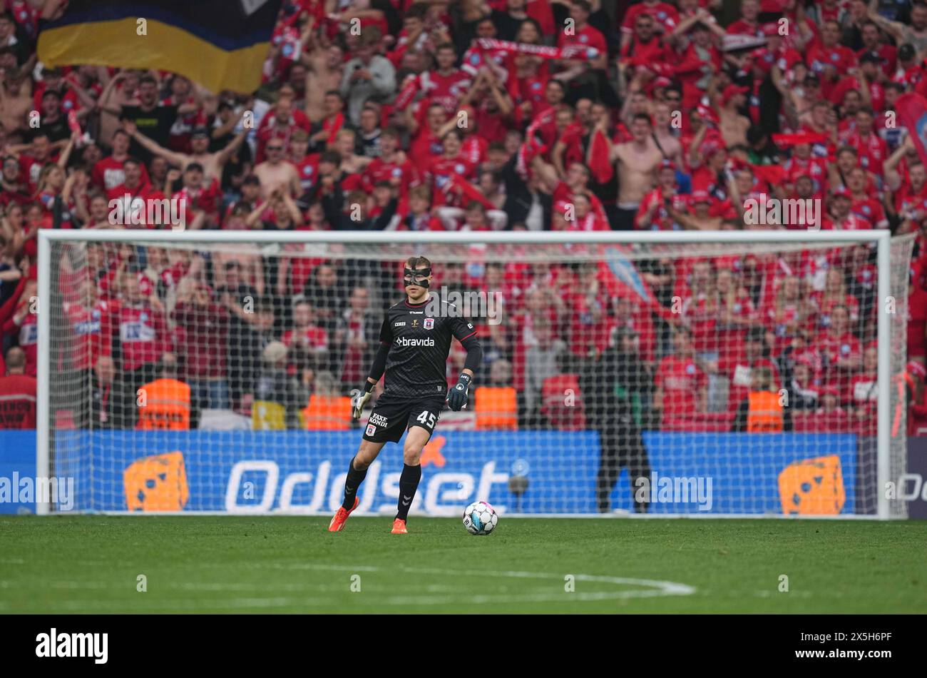 Parken, Copenhague, Danemark. 09 mai 2024. Bailey Peacock-Farrell (AGF) contrôle le ballon lors de la finale de la Coupe du Danemark, Aarhus GF vs Silkeborg, à Parken, Copenhague, Danemark. Ulrik Pedersen/CSM/Alamy Live News Banque D'Images