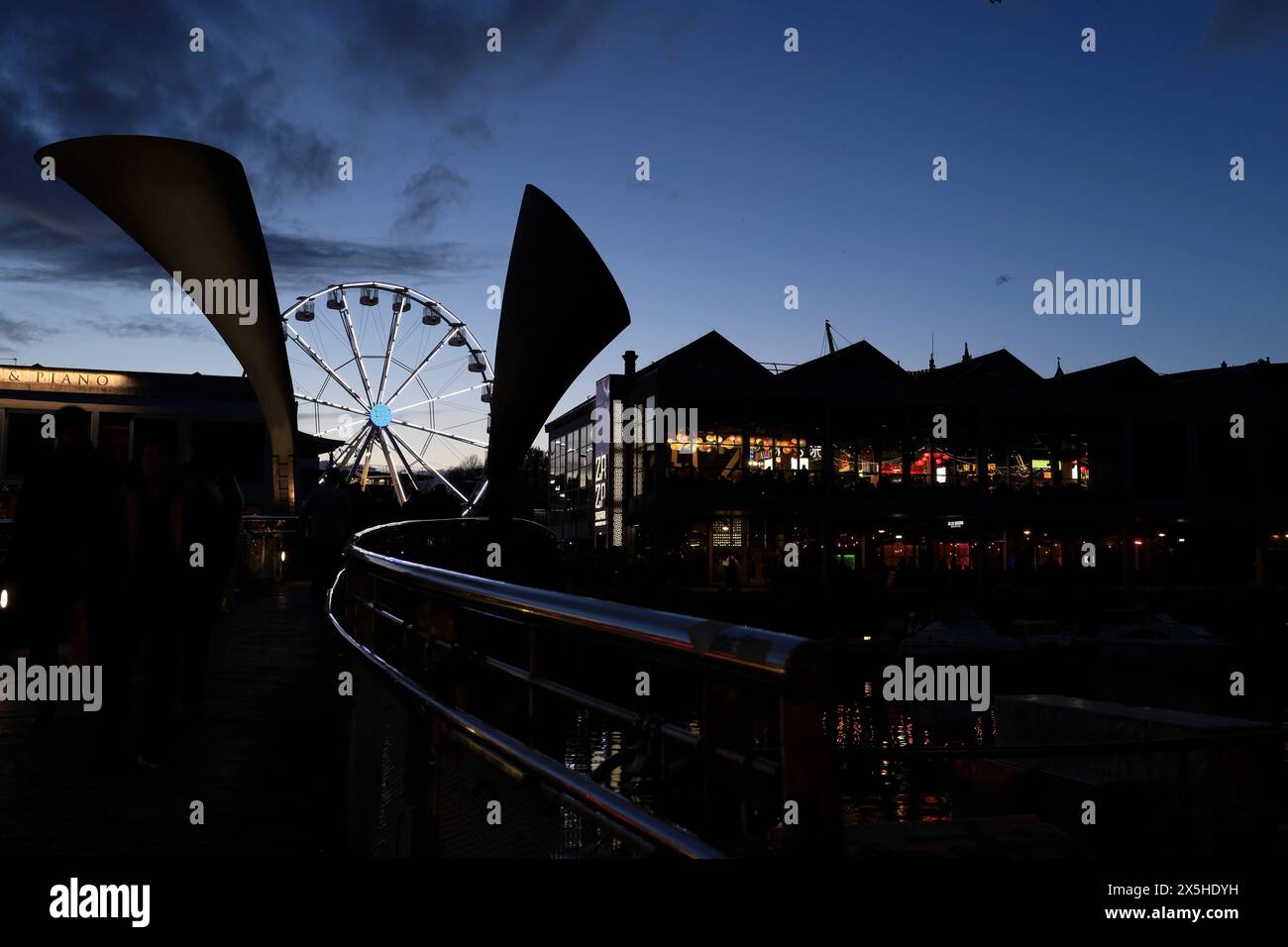 Bristol, Angleterre- 29 mars 2024 : le pont de Pero et la promenade dans le quai avec des bars, pubs et restaurants dans le quartier Harbourside dans la ville de Bristol Banque D'Images