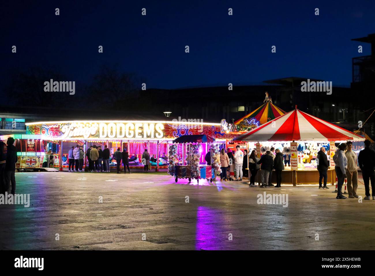 Bristol, Angleterre- 28 mars 2024 : parc d'expositions vintage dans la région de Harbourside avec beaucoup de restaurants, bars et pubs dans la nuit Banque D'Images