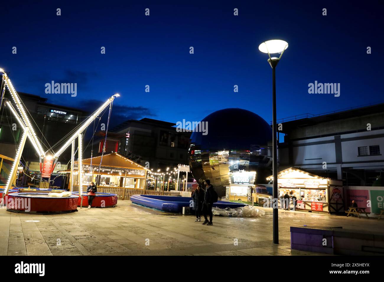 Bristol, Angleterre- 28 mars 2024 : parc d'expositions vintage dans la région de Harbourside avec beaucoup de restaurants, bars et pubs la nuit Banque D'Images