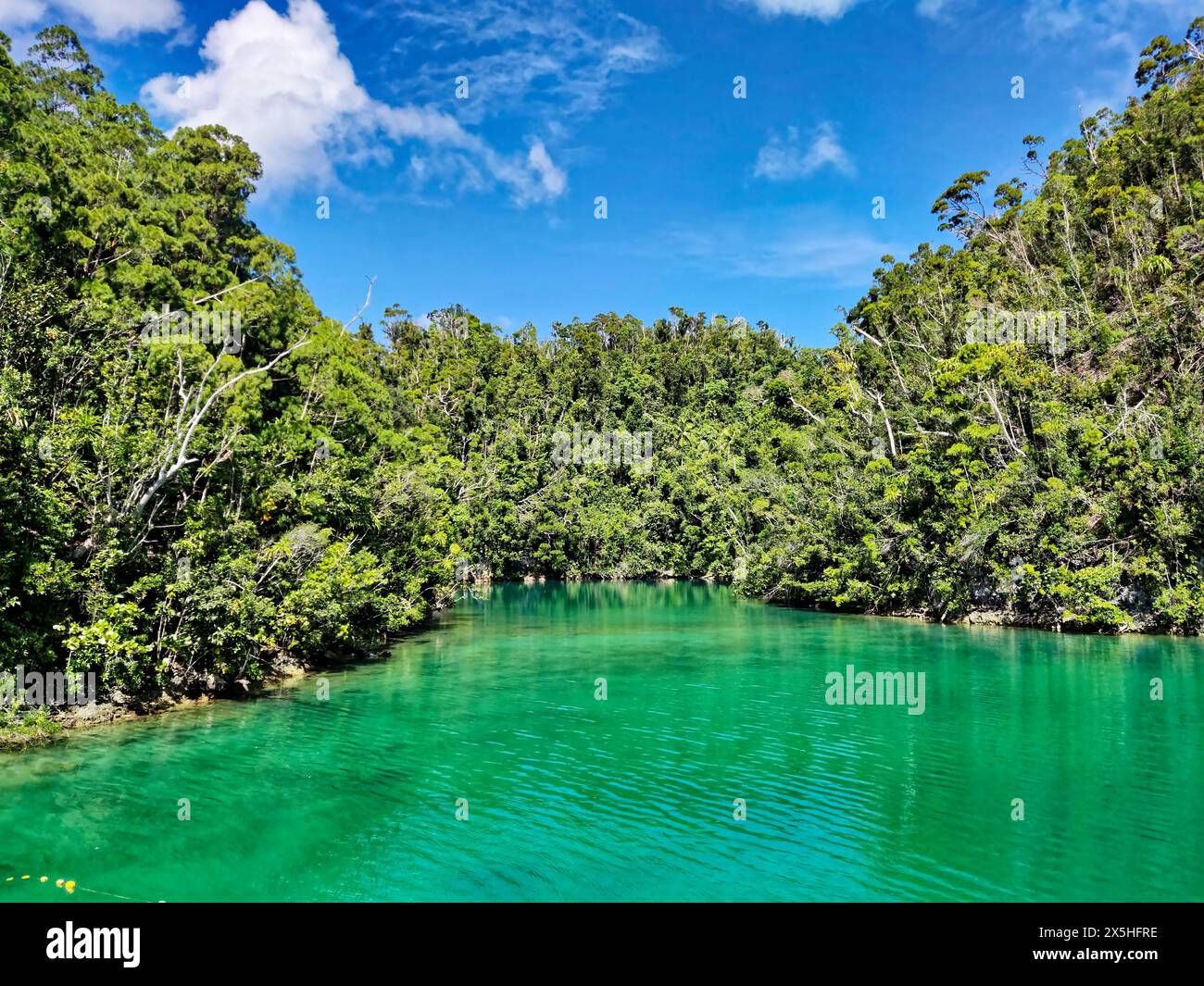 Une scène pittoresque de collines surplombant un lagon bleu Azur serein. Banque D'Images