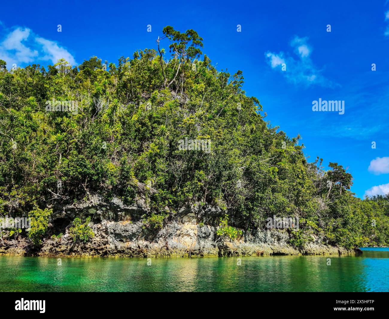 Une scène sereine et pittoresque des éléments naturels - terre, ciel et eau - se réunissant dans une vue paisible et pittoresque. Banque D'Images
