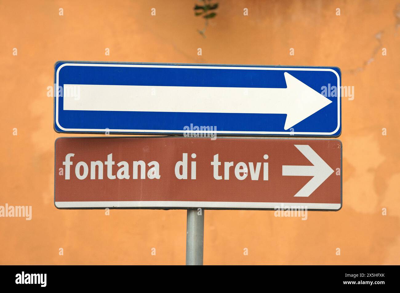 Panneau de direction dans le centre-ville de Rome, Lazio, Italie Banque D'Images