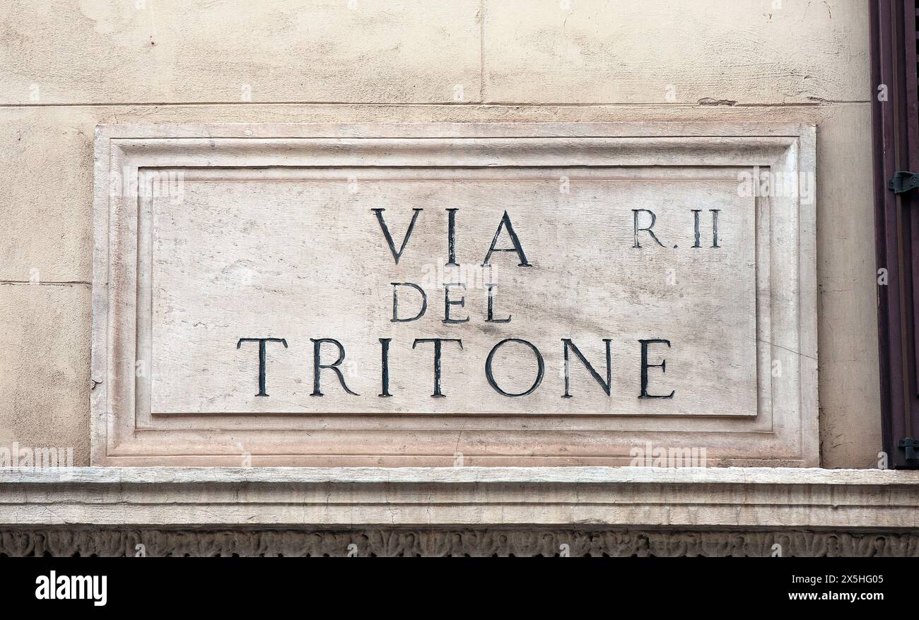 Panneau de rue en marbre via del Tritone, Rome, Latium, Italie Banque D'Images