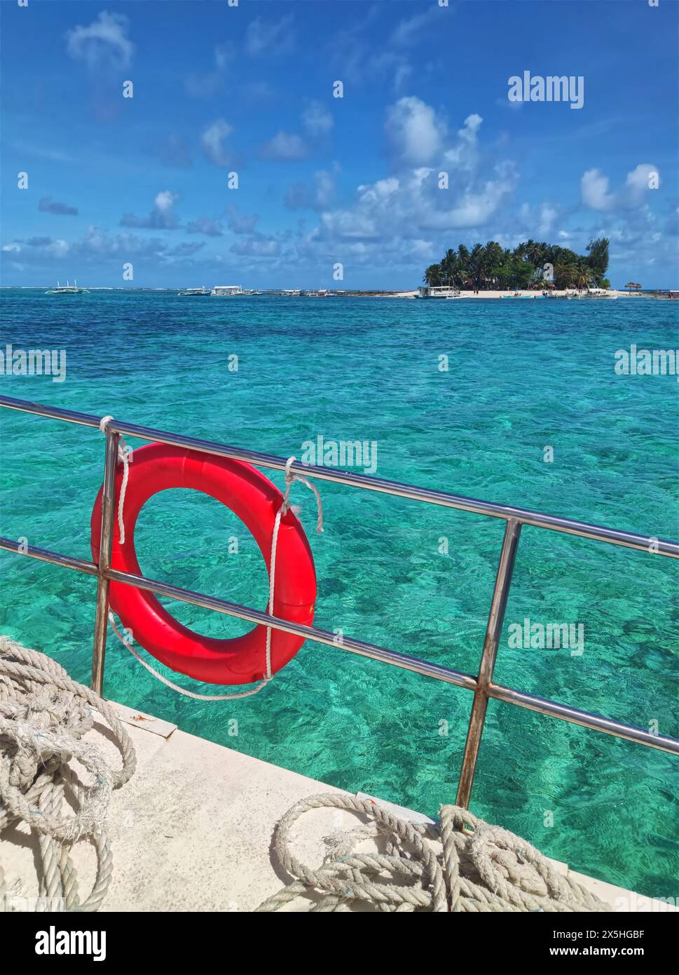 Belle île tropicale dans les Philippines vu d'un bateau touristique Banque D'Images