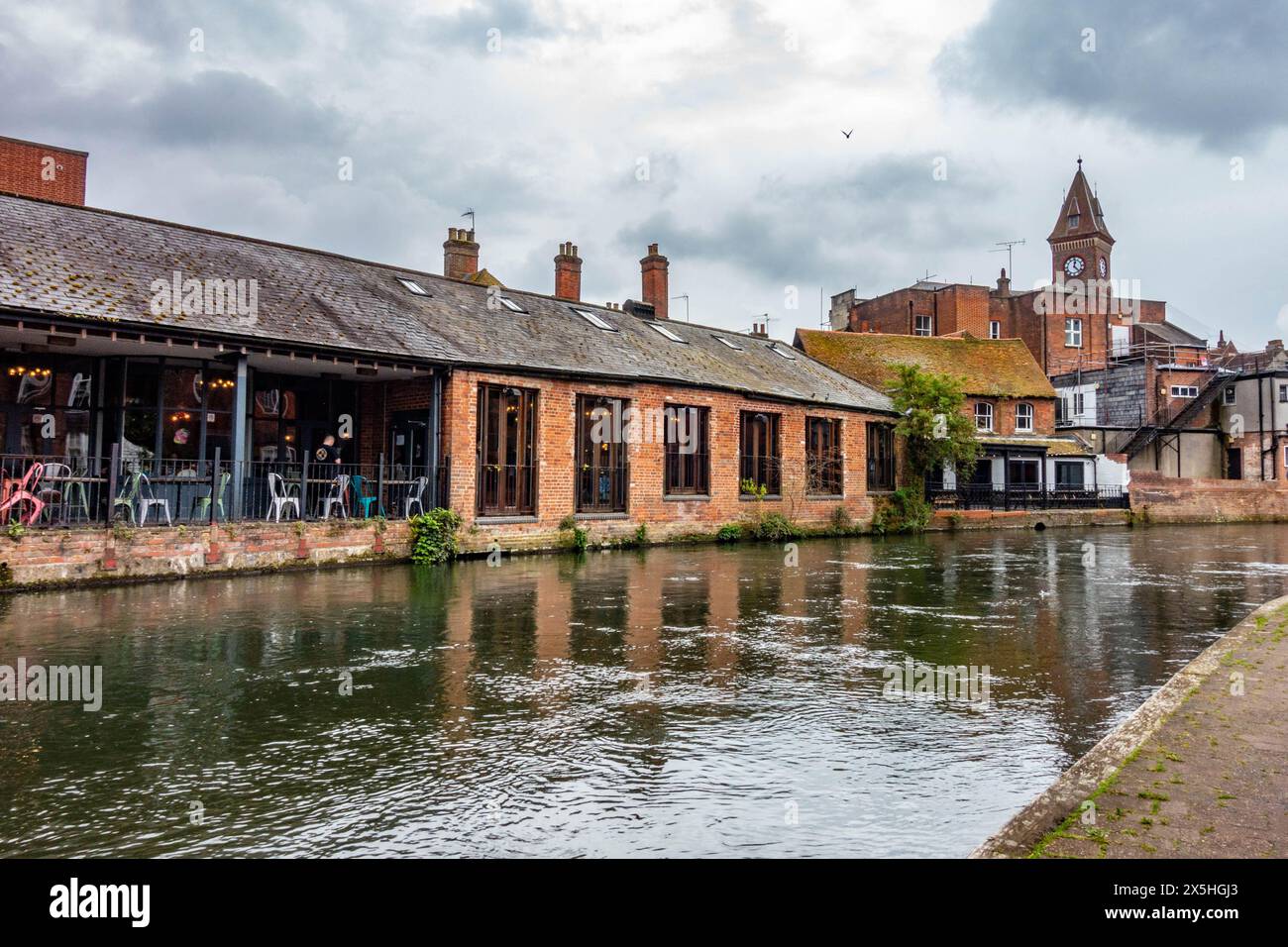 La rivière Kennet traverse le centre de Newbury dans le Berkshire, au Royaume-Uni Banque D'Images