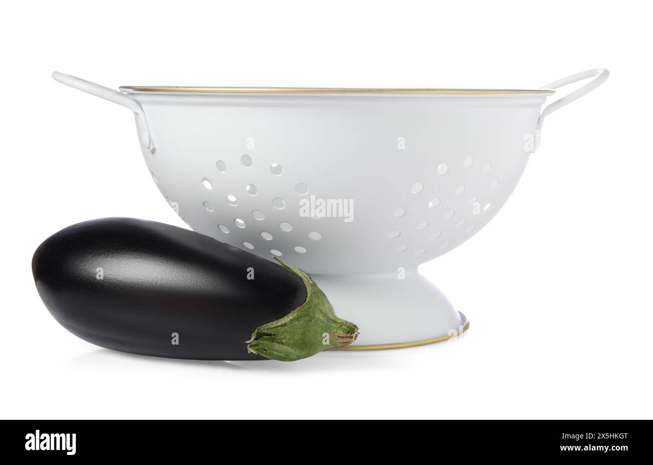 Passoire avec aubergine fraîche isolée sur blanc Banque D'Images