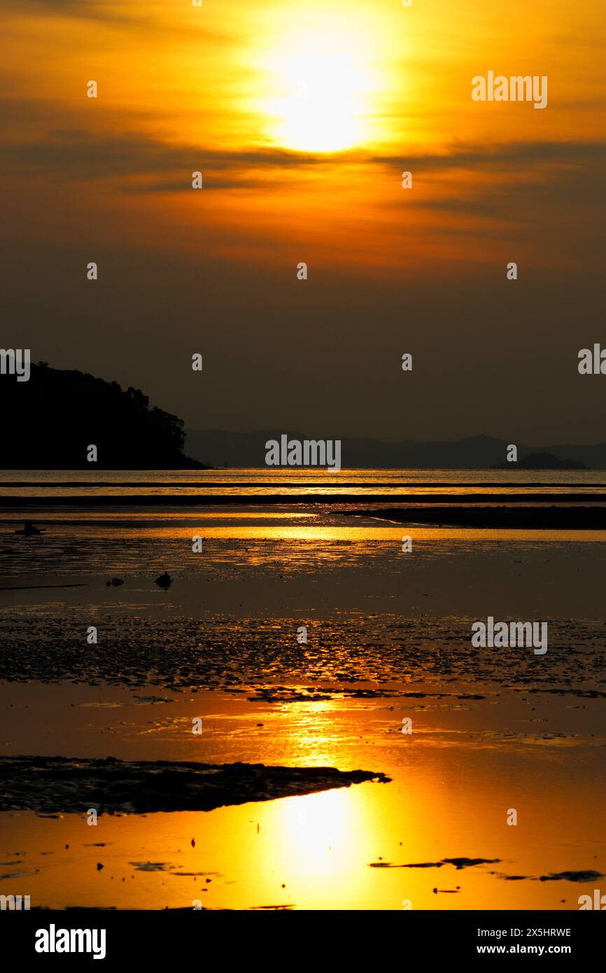 Lever du soleil avec vue sur la plage, île de Phuket, Thaïlande Banque D'Images