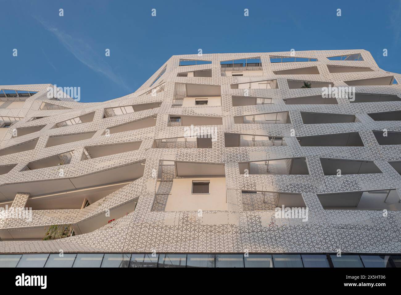 Paris- France vers juillet 2019. Façade d'architecture contemporaine d'immeuble résidentiel du quartier Clichy Batignolles conçue par saison Menu Architec Banque D'Images