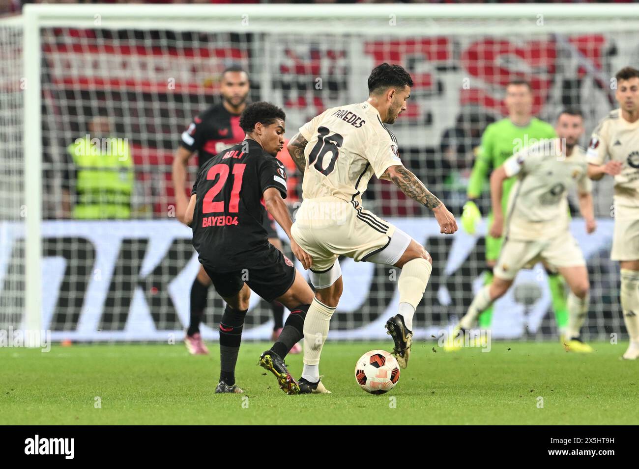 Leandro Paredes (Roma)amine Adli (Bayer 04 Leverkusen) lors du match de l'UEFA Europa League opposant Bayer Leverkusen 2-2 Roma au stade BayArena le 09 mai 2024 à Leverkusen, Allemagne . Crédit : Maurizio Borsari/AFLO/Alamy Live News Banque D'Images