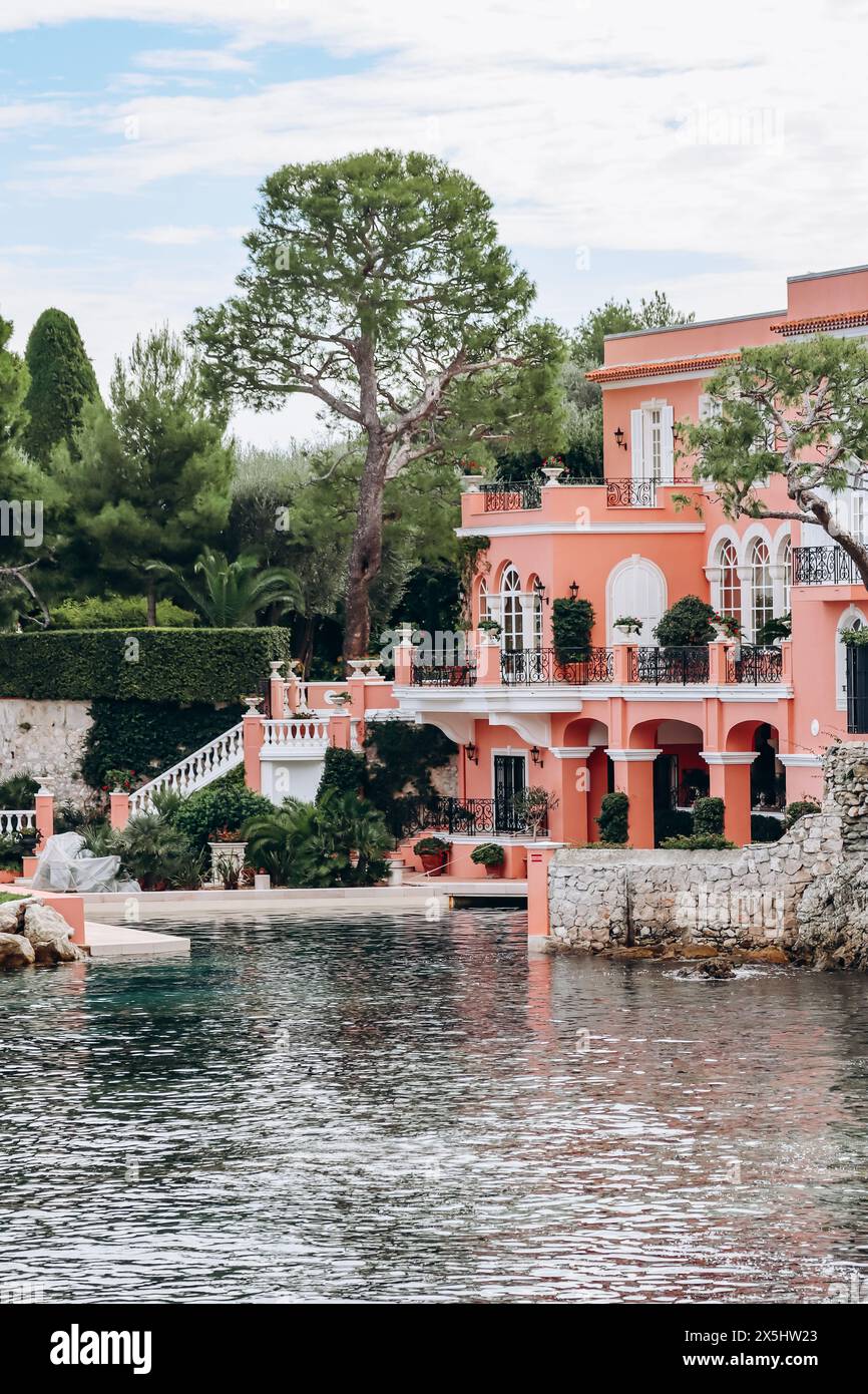 Magnifique bâtiment historique sur la presqu'île de Saint Jean Cap Ferrat, dans le sud de la France Banque D'Images