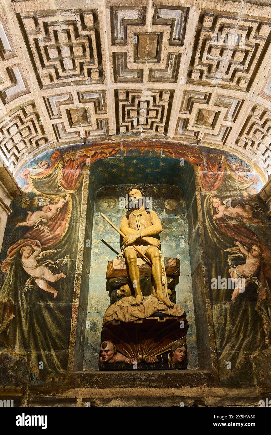 Lugo, Espagne - 10 mai 2024 : image capturant l'essence spirituelle et architecturale de la cathédrale de Lugo mettant en valeur une sculpture surr du Christ doré Banque D'Images