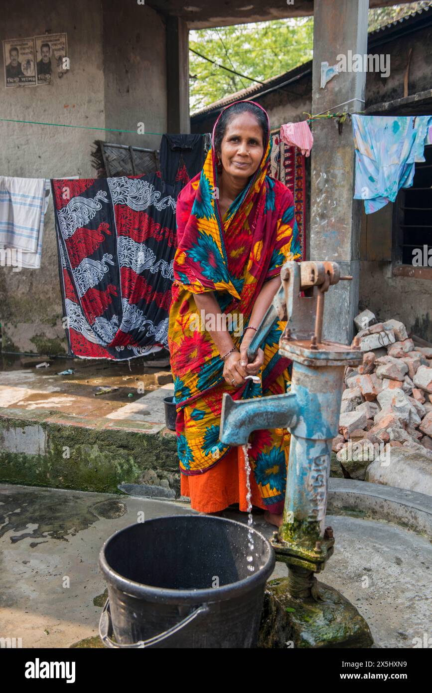 Bangladesh, Khulna, Sonadanga. Une femme recueille de l'eau dans les bidonvilles du Bangladesh. (Usage éditorial uniquement) Banque D'Images
