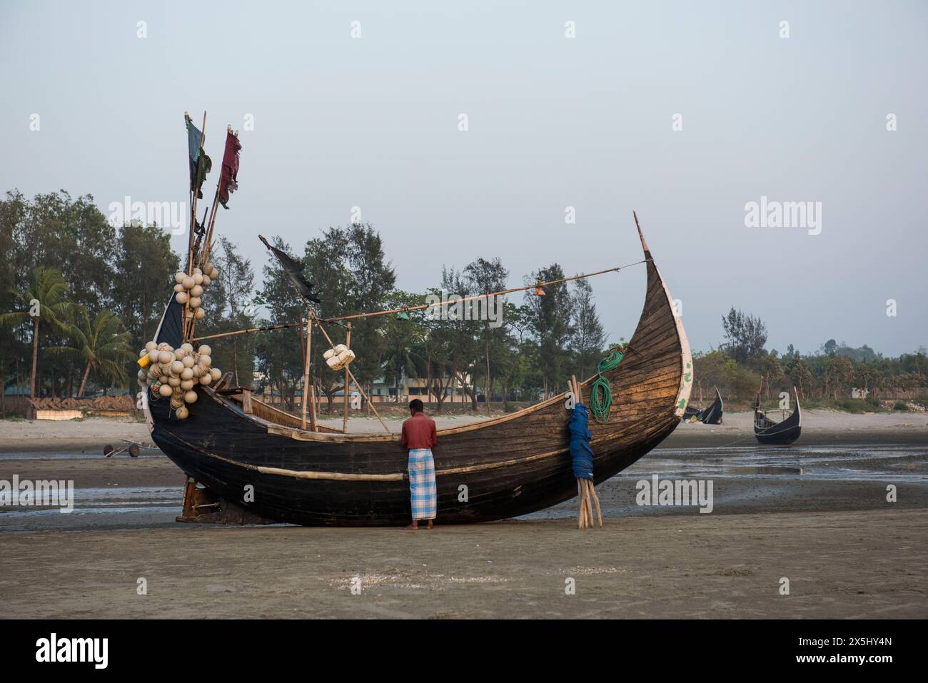 Bangladesh, plage de Cox's Bazar. Les bateaux de pêche de la lune sont assis sur la plus longue plage de mer ininterrompue dans le monde, 75 miles. (Usage éditorial uniquement) Banque D'Images