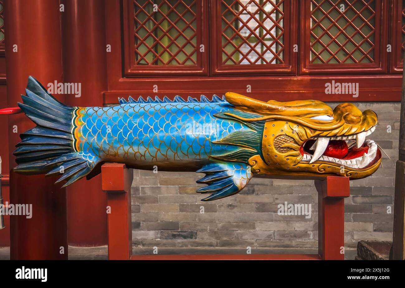 Old Wooden Dragon Fish Bell Fayuan Temple bouddhiste, Pékin, Chine. Cette cloche en bois est utilisée pour appeler les moines bouddhistes à la prière. Banque D'Images