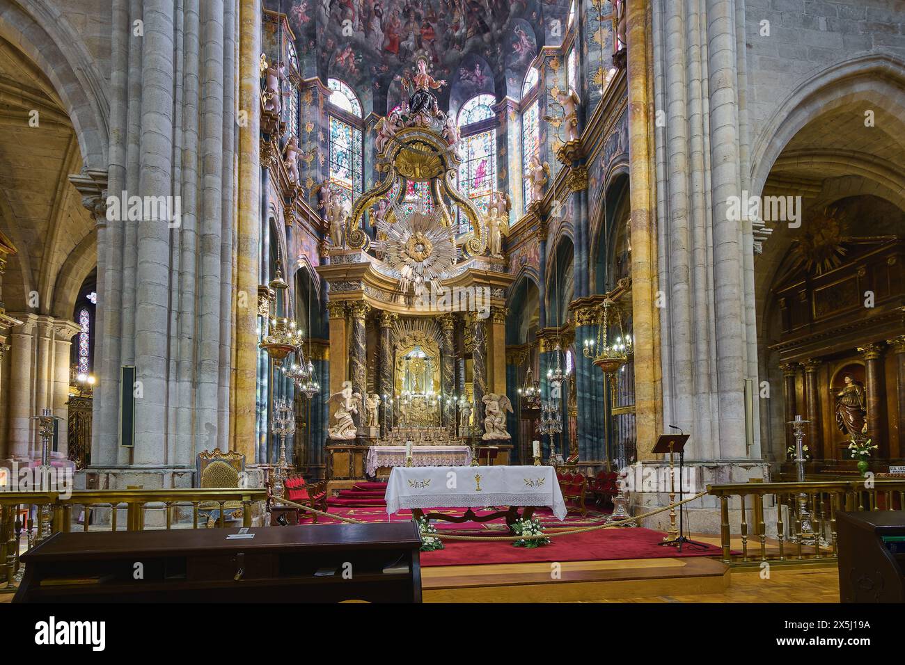 Lugo, Espagne - 10 mai 2024 : un aperçu du superbe autel de la cathédrale de Lugo, où la lumière joue avec les détails dorés, créant une atmosphère de vénération Banque D'Images