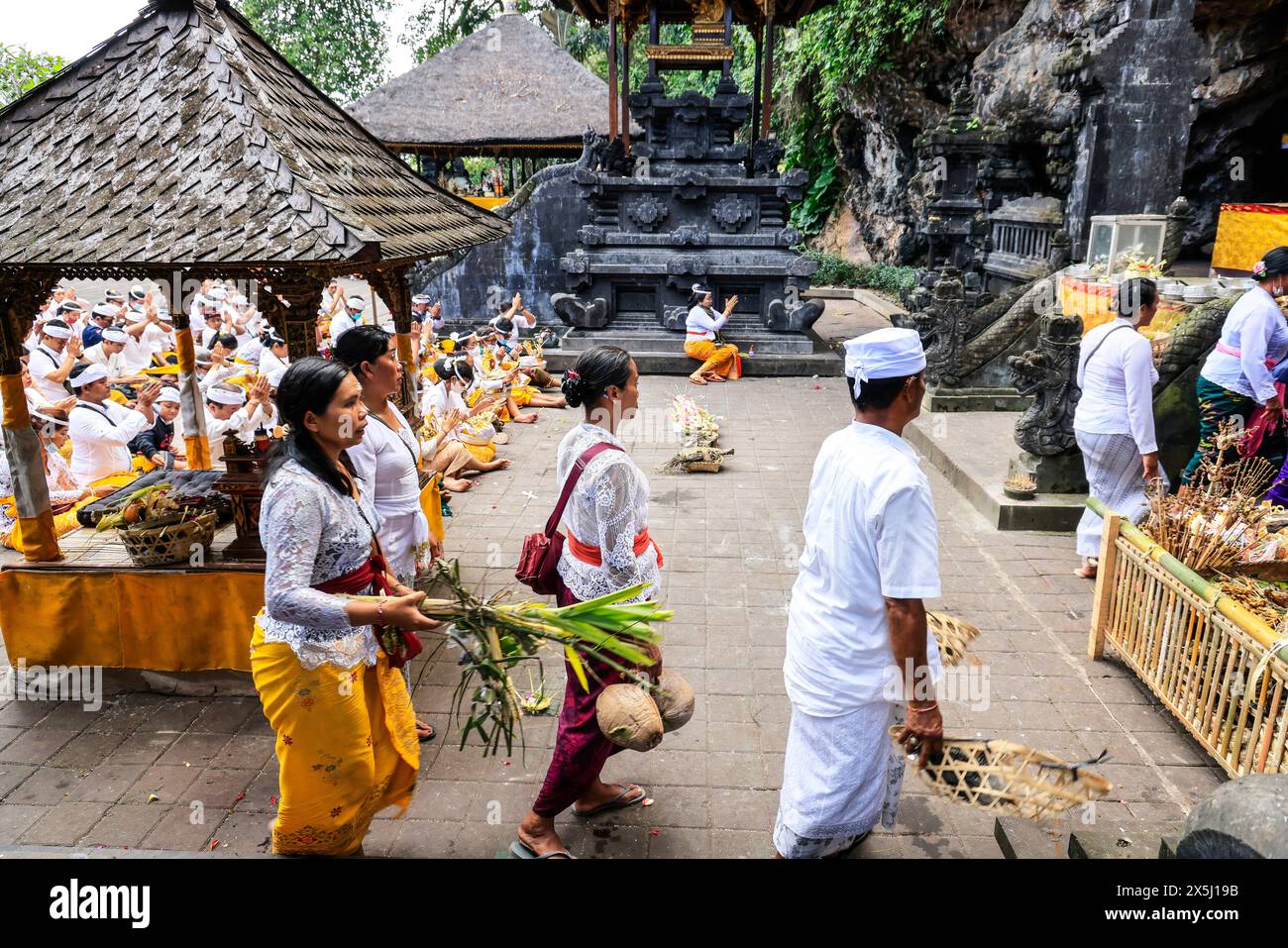 Goa Lawah est l'un des temples les plus importants de Bali. Doté d'un complexe construit autour d'une ouverture de grotte qui est habitée par des hordes de chauves-souris. (Usage éditorial uniquement) Banque D'Images