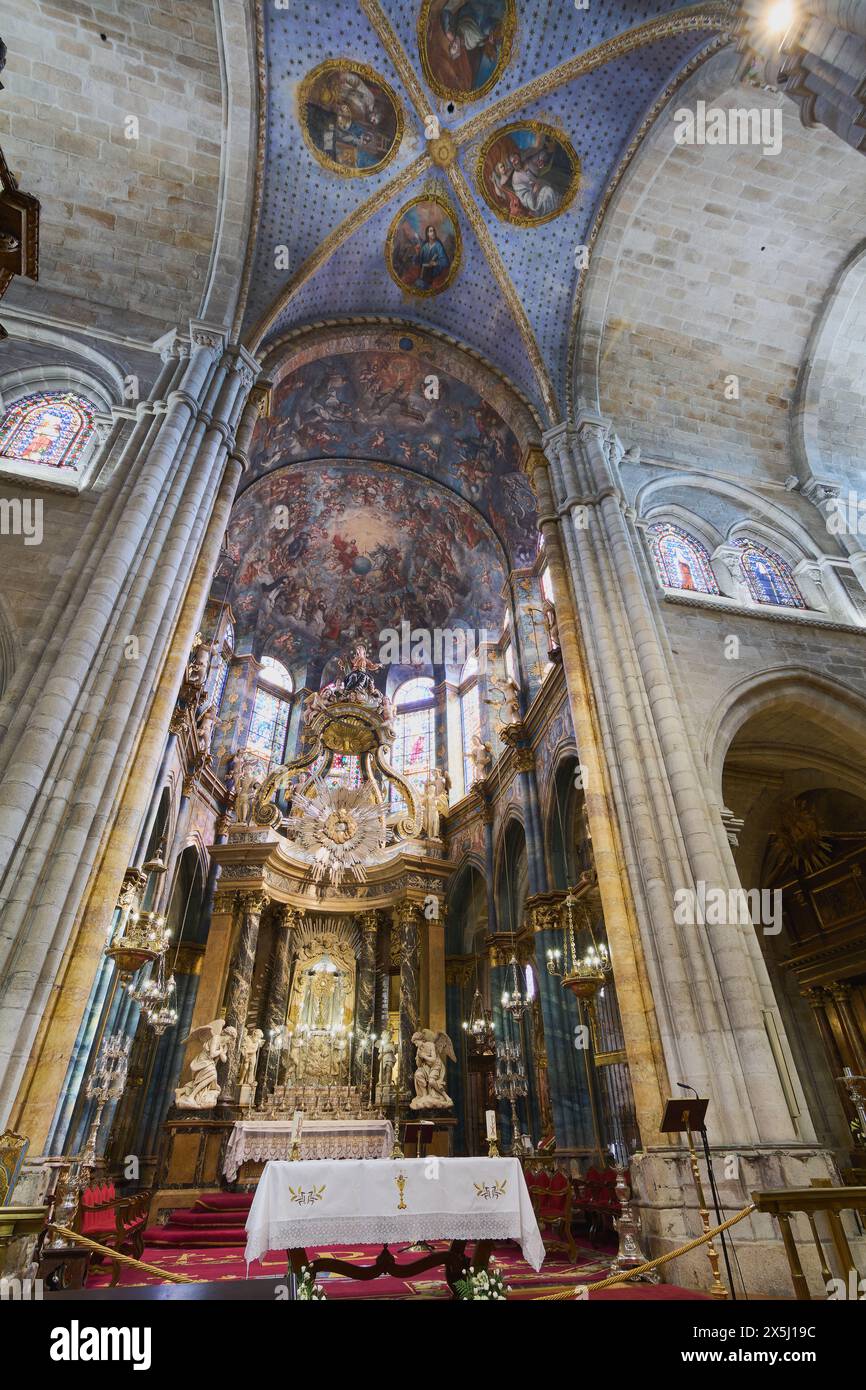 Lugo, Espagne - 10 mai 2024 : la cathédrale de Lugo se révèle dans sa splendeur, avec un accent sur l'autel richement orné, baigné d'une lumière douce qui met en valeur Banque D'Images