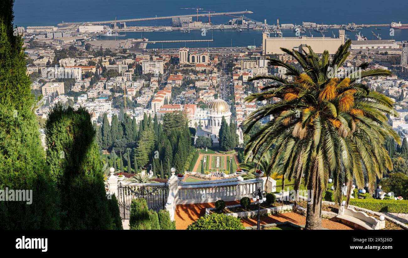 Israël. Jardin Bahai sur le Mont Carmel. Site classé au patrimoine mondial de l'UNESCO. Port de Haïfa en arrière-plan. Banque D'Images