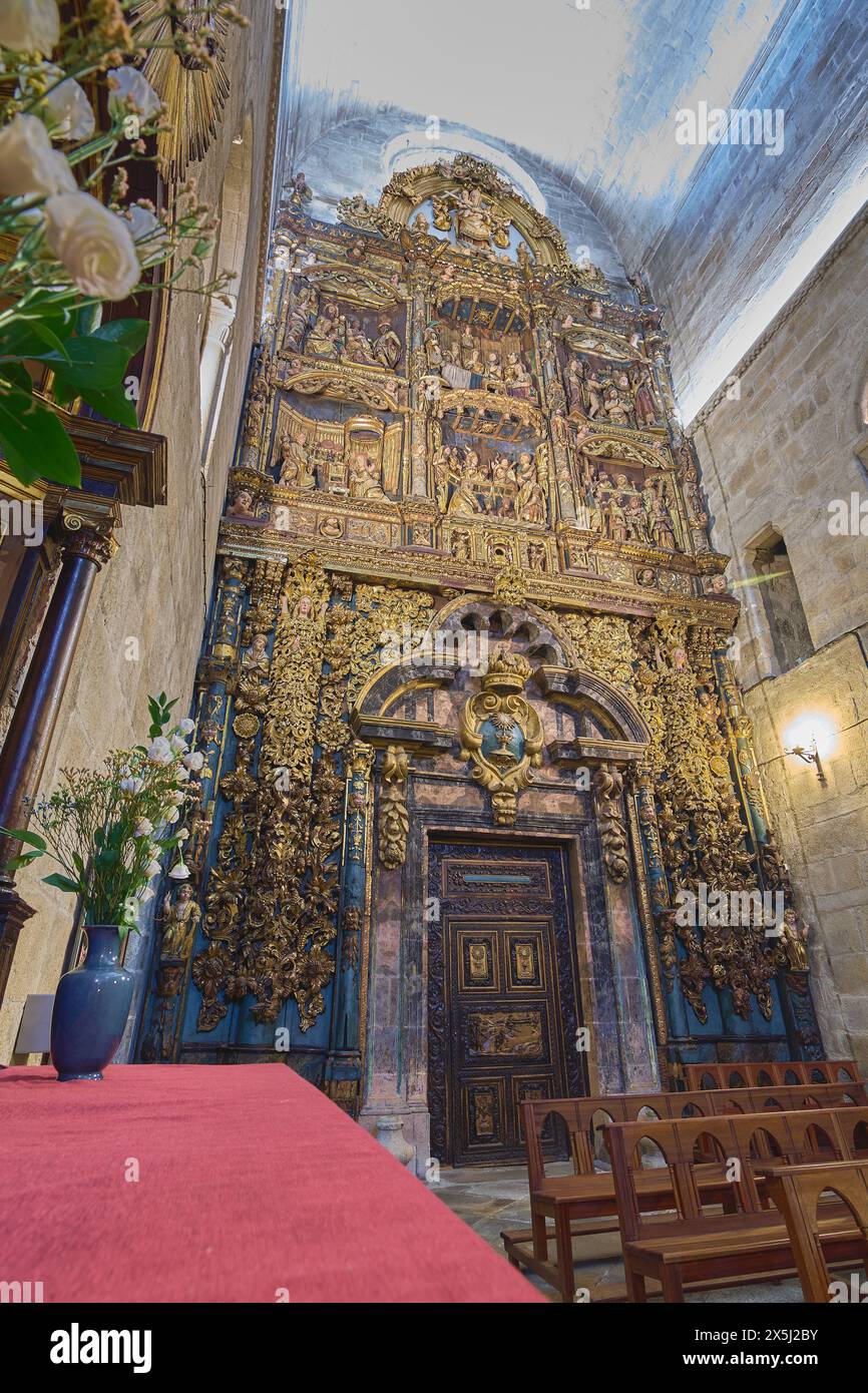 Lugo, Espagne - 10 mai 2024 : un aperçu de l'intérieur de la cathédrale de Lugo à travers sa porte rouge, un détail architectural évoquant la riche histoire religieuse du pl Banque D'Images