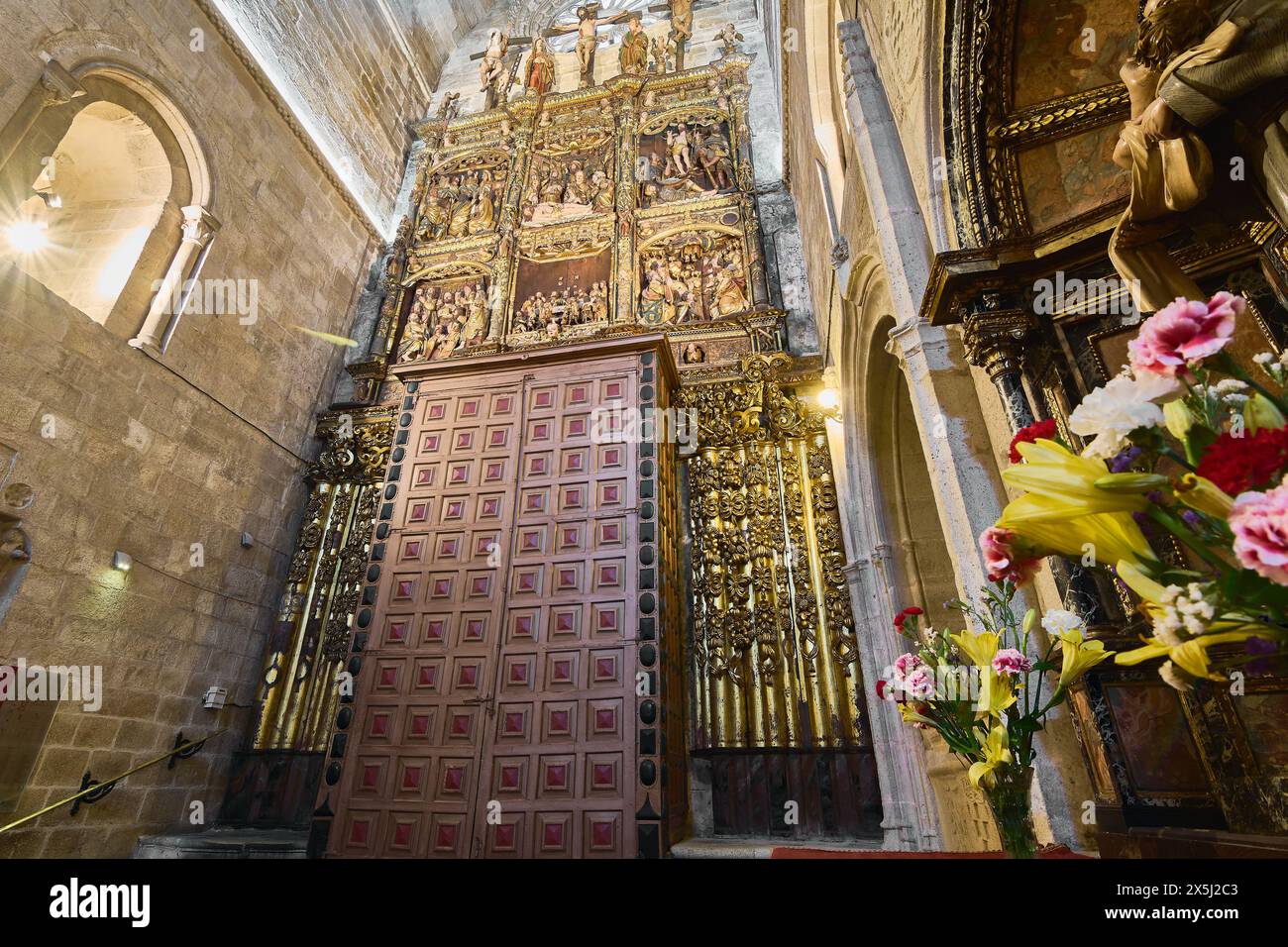 Lugo, Espagne - 10 mai 2024 : une porte rouge ornée servant d'entrée à la cathédrale de Lugo, se distinguant par son design complexe et ses couleurs éclatantes. Banque D'Images