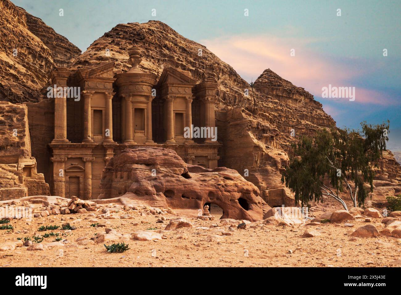 Jordan, Petra. Site classé au patrimoine mondial de l'UNESCO, capitale du Royaume nabatéen fondé au IIIe siècle av. J.-C. Le monastère. Banque D'Images