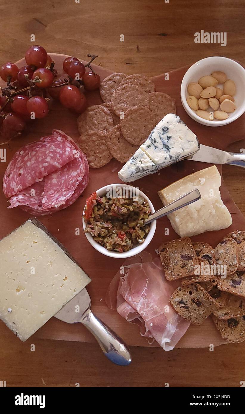 Planche de charcuterie avec assortiment de fromages et viandes Banque D'Images