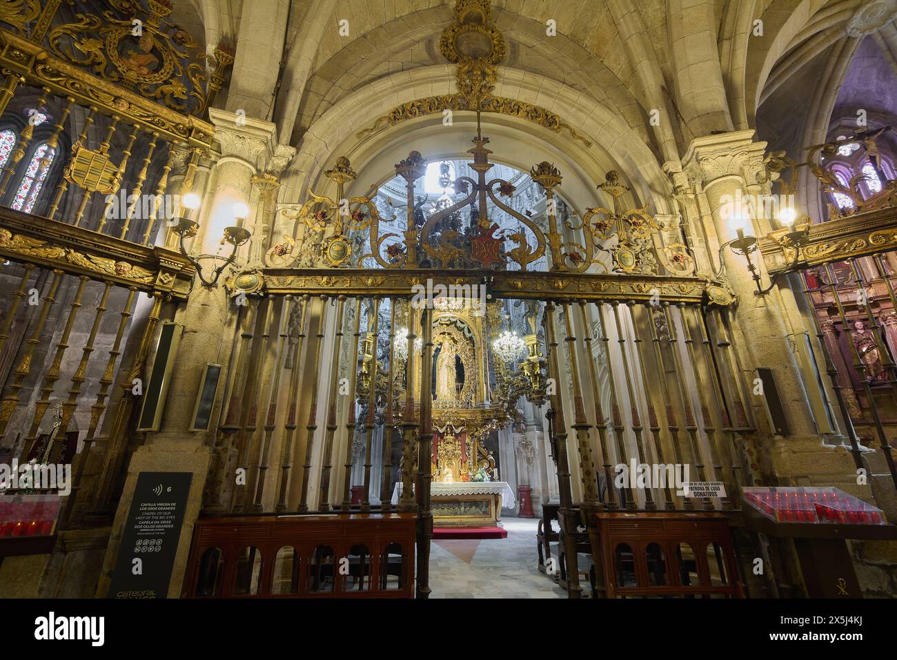 Lugo, Espagne - 10 mai 2024 : une vue imprenable sur la chapelle de la Vierge aux grands yeux dans la cathédrale de Lugo, mettant en valeur son architecture gothique Banque D'Images