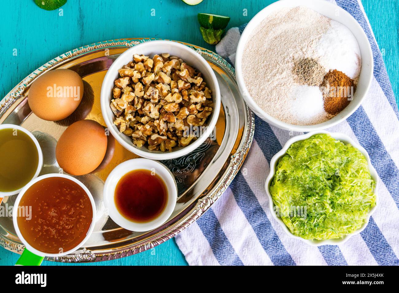 Ingrédients pour la recette de pain de courgettes sur table! Banque D'Images