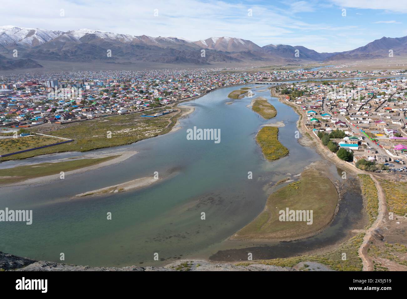 Asie, Mongolie, Province de Bayan-Olgii, Olgii, rivière Khovd. Une vue de la ville d'Olgii avec la rivière Khovd qui la traverse. Banque D'Images