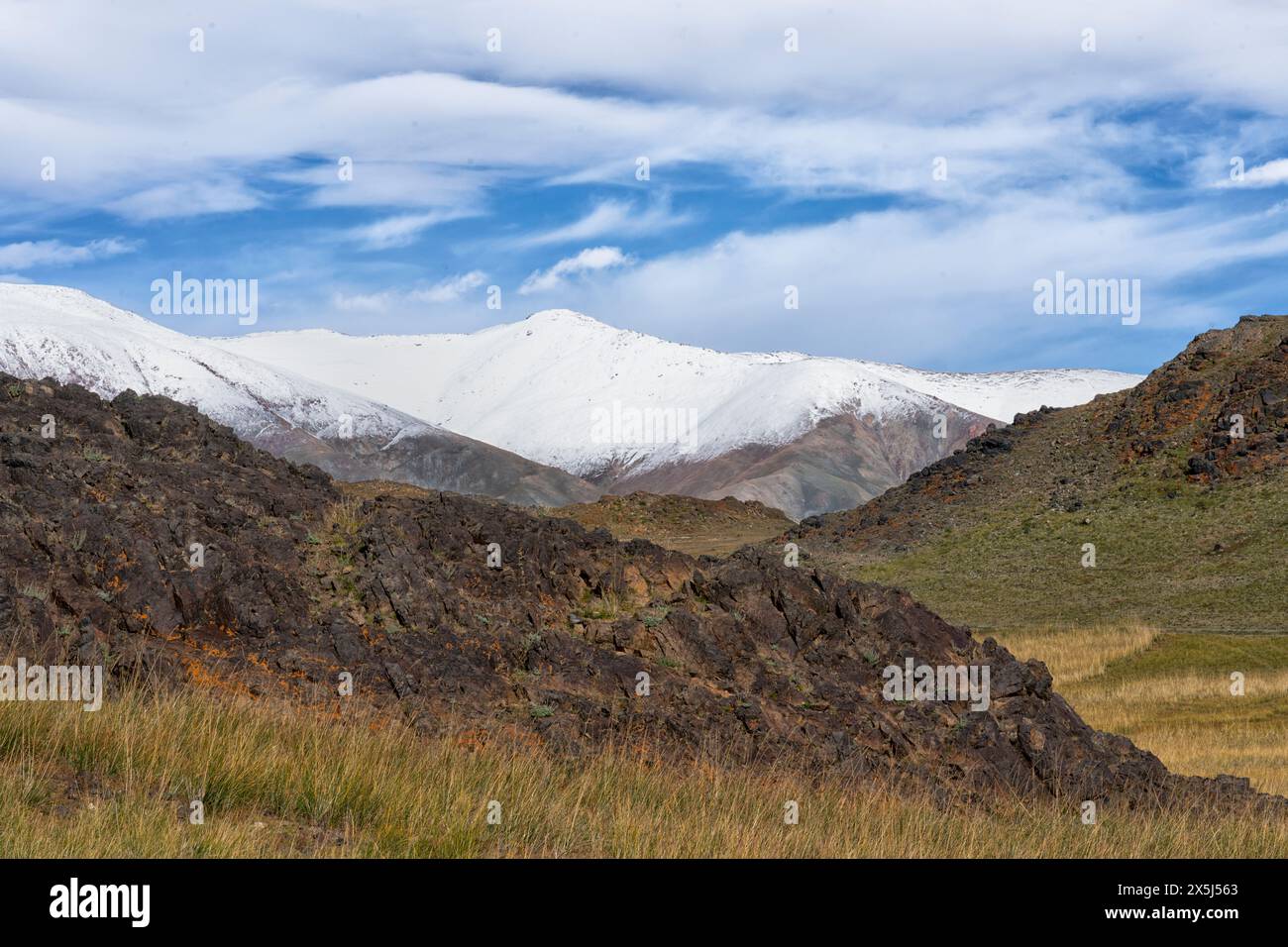 Asie, Mongolie, Province de Bayan-Olgii. Les collines rocheuses et accidentées avec des champs herbeux sont des panoramas typiques. Banque D'Images