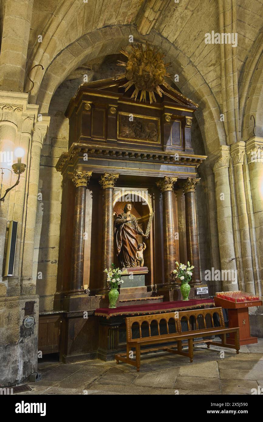 Lugo, Espagne - 10 mai 2024 : une vue sereine de la chapelle Sainte-Lucie à l'intérieur de la cathédrale de Lugo, avec une statue illuminée et une architecture gothique Banque D'Images
