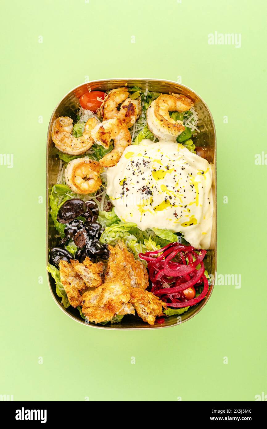 bol avec crevettes, légumes, fromage et sauce Banque D'Images